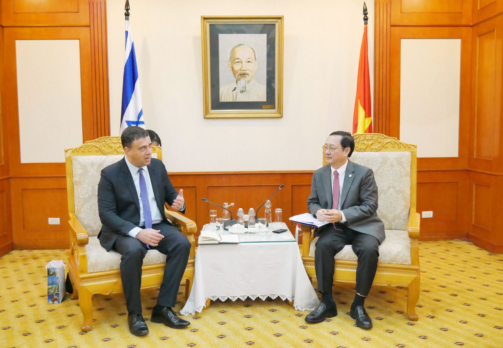 Bộ trưởng Huỳnh Thành Đạt tiếp và làm việc với Đại sứ I-xra-en tại Việt Nam Nadav Eshcar